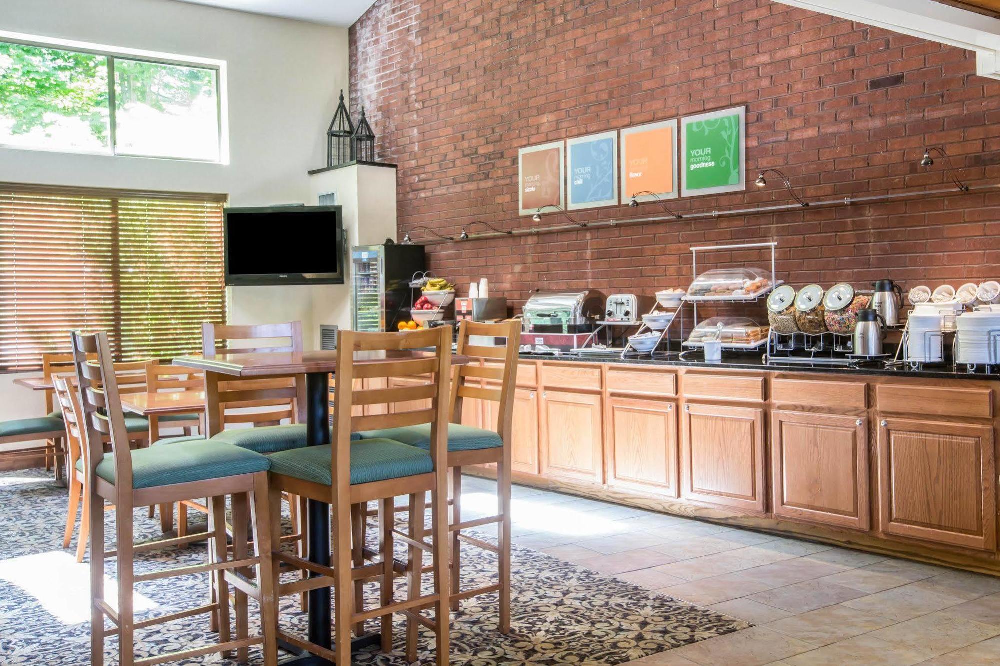 Comfort Suites South Burlington Near University المظهر الخارجي الصورة